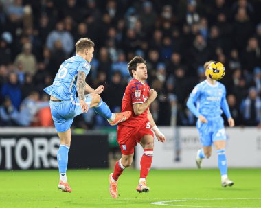 Coventry City 'den Luke Woolfenden ve Ipswich Town' dan Ivan Azon, 29 Aralık 2025 'te Coventry City' nin Coventry Building Society Arena 'da Ipswich Town' a karşı oynadığı Sky Bet Şampiyonası maçında.