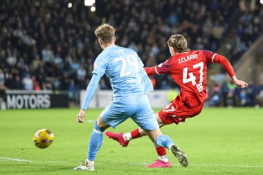 Ipswich Town 'dan Jack Clarke gol atarken, Coventry City kalecisi Carl Rushworth, Coventry City' nin 29 Aralık 2025 'te Coventry Building Society Arena' da Ipswich Town 'a karşı oynadığı Sky Bet Şampiyonası maçında kurtardı.