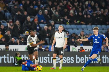 Leicester City 'den Jordan Ayew, 29 Aralık 2025' te İngiltere 'nin Leicester şehrindeki King Power Stadyumu' nda oynanan Sky Bet Şampiyonası karşılaşmasında Derby County takımından Ebou Adams 'ı yendi.