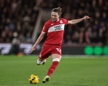Middlesbrough takımından Luke Ayling, 29 Aralık 2025 'te İngiltere' nin Riverside Stadyumu 'nda oynanan Middlesbrough vs Hull City Gökyüzü İddia Şampiyonası karşılaşmasında topu geçiyor.