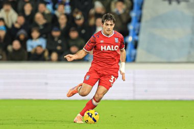 Ipswich Town 'dan Ivan Azon, 29 Aralık 2025' te Coventry City 'nin Coventry Building Society Arena' da Ipswich Town 'a karşı oynadığı Gökyüzü İddia Şampiyonası maçında topla birlikte.