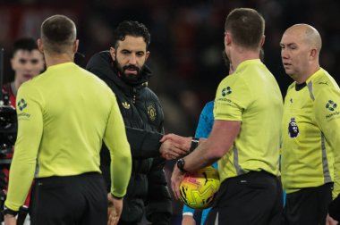 Manchester United 'ın Ruben Amorim teknik direktörü 30 Aralık 2025' te Manchester United ile Wolverhampton Wanderers arasında oynanan Premier League maçında hakem Thomas Bramall ile tokalaştı.