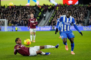 West Ham United takımından Kyle Walker-Peters, Premier League maçında Brighton & Hove Albion takımından Yankuba Minteh 'i yendi. West Ham United, Brighton ve Hove Albion' a karşı 30 Aralık 2025 'te Londra Stadyumu' nda mücadele etti.