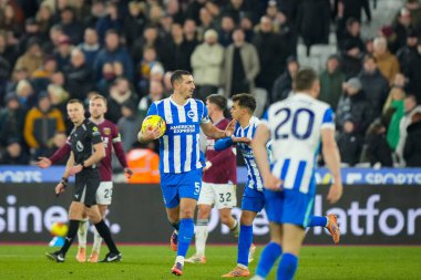Brightons 'un Premier Lig maçında West Ham United, Brighton' a karşı Brighton ve Hove Albion 'a karşı Londra Stadyumu' nda oynanan maçta 2-2 'lik gol atması sonrasında, Brighton & Hove Albion topu orta çembere geri götürüyor.