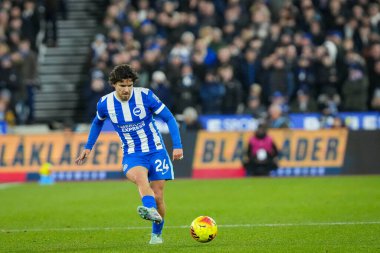 Brighton & Hove Albion takımından Ferdi Kadolu, 30 Aralık 2025 'te Londra Stadyumu' nda oynanan Premier Lig karşılaşmasında West Ham United ve Hove Albion maçında pas verdi.