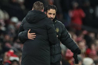 Manchester United 'ın Ruben Amorim teknik direktörü Wolverhampton Wanderers' ın Rob Edwards 'ı Premier League maçında Manchester United' a karşı Wolverhampton Wanderers 'ın Old Trafford, Manchester, İngiltere' deki maçında 1-1 berabere kalırken kucaklıyor.