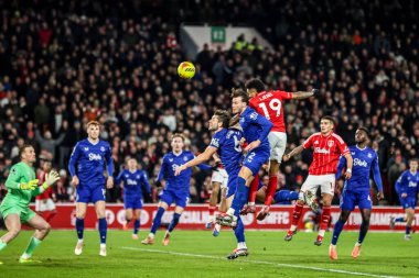 Nottingham Ormanı 'ndan Igor İsa 30 Aralık 2025' te Nottingham Forest Everton 'a karşı oynadığı Premier League maçında kaleye doğru ilerliyor.