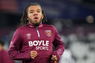 West Ham United takımından Ezra Mayers, 30 Aralık 2025 'te Londra' daki Londra Stadyumu 'nda oynanan West Ham United ve Hove Albion maçında ısındı.