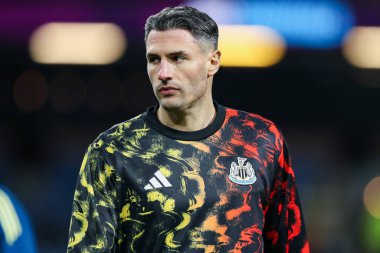 Newcastle United takımından Fabian Schar 30 Aralık 2025 'te Burnley - Newcastle United maçı öncesinde ısınıyor.