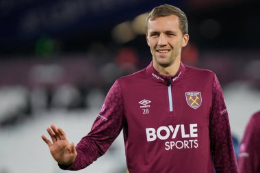 West Ham United takımından Tom Souek, 30 Aralık 2025 'te Londra Stadyumu' nda oynanan Premier League maçı sırasında taraftara el sallıyor.