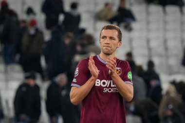 West Ham United takımından Tom Souek, 30 Aralık 2025 'te Londra Stadyumu' nda oynanan Premier League maçında West Ham United ve Hove Albion maçının son düdüğü sonrasında taraftarları alkışlıyor.