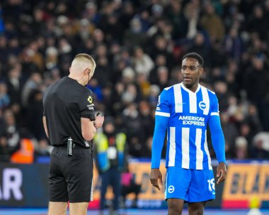 Hakem Michael Salisbury, Premier Lig maçında Brighton & Hove Albion 'dan Danny Welbeck' e sarı kart verdi. West Ham United, Brighton ve Hove Albion 'a karşı Londra Stadyumu, Londra, İngiltere, 30 Aralık 2025