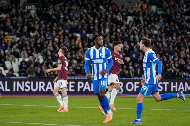 West Ham oyuncuları, 30 Aralık 2025 'te Londra' daki Londra Stadyumu 'nda oynanan Premier League maçında West Ham United ve Hove Albion maçında Danny Welbeck' in 1-1 'lik galibiyet golünü atmasını üzüntüyle kutluyor.