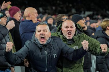 West Ham taraftarları, İngiltere 'nin Londra Stadyumu' nda 30 Aralık 2025 'te oynanan Premier League maçında West Ham United ve Hove Albion maçında penaltıyı kaçıran Brighton & Hove Albion taraftarlarını kutluyor.