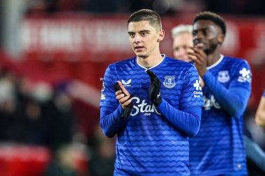 Everton 'dan Vitaliy Mykolenko, Premier League maçından sonra İngiltere' nin Nottingham kentinde oynanan Nottingham Forest-Everton maçında taraftarları alkışlıyor.