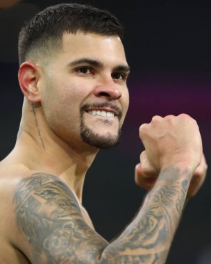 Newcastle United takımından Bruno Guimaraes, 30 Aralık 2025 tarihinde Burnley ile Newcastle United arasında oynanan Premier League maçı sonrasında 1-3 'lük galibiyetini kutluyor.