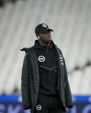 Brighton & Hove Albion takımından Yankuba Minteh, 30 Aralık 2025 'te Londra' daki Londra Stadyumu 'nda oynanan Premier League maçında West Ham United ve Hove Albion maçında sahaya çıkmadan önce denetim yapıyor.