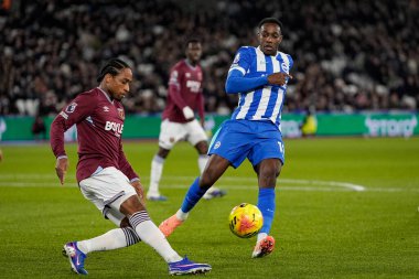 West Ham United takımından Kyle Walker-Peters, Premier League maçında Brighton & Hove Albion 'dan Danny Welbeck' in baskısıyla Londra 'daki Londra Stadyumu' nda West Ham United ve Hove Albion maçında topu çaprazladı.