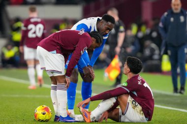 Brighton & Hove Albion takımından Danny Welbeck ve West Ham United takımından Kyle Walker-Peters, Premier League maçında West Ham United ve Hove Albion 'a karşı oynadıkları maçta ayağını sıkıca kavrayan West Ham United takımından Mateus Fernandes ile konuştular.