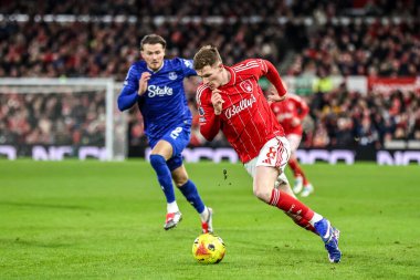 Nottingham Ormanı 'ndan Elliot Anderson 30 Aralık 2025' te Nottingham Forest 'ın Everton' a karşı oynadığı Premier Lig maçında topu düşürüyor.