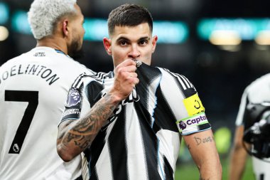 Newcastle United takımından Bruno Guimaraes 30 Aralık 2025 tarihinde Burnley ile Newcastle United arasında oynanan Premier League maçında 1-3 'lük skorla galibiyetini kutluyor.