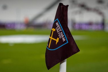30 Aralık 2025 'te Londra' daki Londra Stadyumu 'nda oynanan Premier League karşılaşmasında West Ham United ve Hove Albion köşedeki bayrak görüntüsü