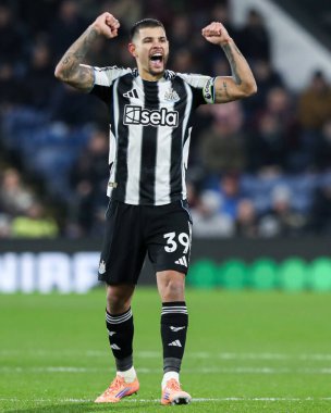 Newcastle United 'tan Bruno Guimaraes, 30 Aralık 2025' te Burnley 'nin Newcastle United' a karşı oynadığı Premier League maçında 0-2 'lik galibiyet golünü atarak Yoane Wissa' yı kutluyor.