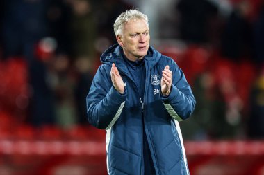 Everton 'ın David Moyes teknik direktörü 30 Aralık 2025' te İngiltere 'nin Nottingham City Ground kentinde oynanan Premier League maçından sonra taraftarları alkışlıyor.