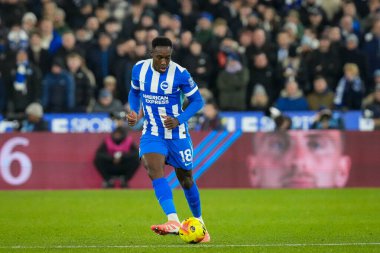 Brighton & Hove Albion takımından Danny Welbeck, 30 Aralık 2025 'te Londra Stadyumu' nda oynanan Premier League maçında West Ham United ve Hove Albion maçında pas verdi.