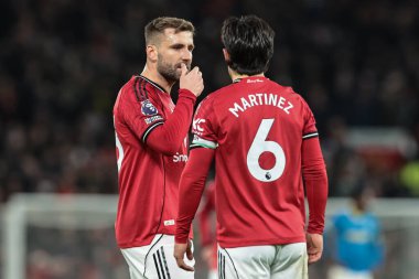 Manchester United takımından Luke Shaw, Manchester United - Wolverhampton Wanderers maçında 30 Aralık 2025 'te Old Trafford, Manchester, İngiltere' de Lisandro Martinez ile konuştu.