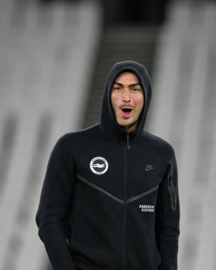 Brighton & Hove Albion takımından Diego Coppola, 30 Aralık 2025 'te Londra' daki Londra Stadyumu 'nda oynanan Premier League maçında West Ham United ve Hove Albion maçında sahaya çıkmadan önce denetim yapıyor.