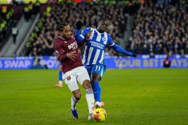 Brighton & Hove Albion takımından Yankuba Minteh, 30 Aralık 2025 'te Londra' daki Londra Stadyumu 'nda oynanan Premier League maçı sırasında West Ham United ve Hove Albion takımlarından Kyle Walker-Peters ile top mücadelesi verdi.