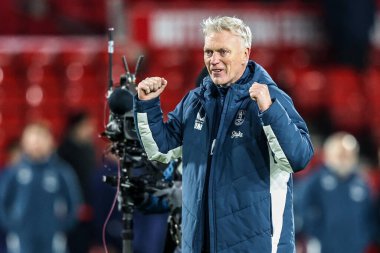 Everton 'ın David Moyes teknik direktörü 30 Aralık 2025' te İngiltere 'nin Nottingham City Ground kentinde oynanan Premier League maçından sonra taraftarları alkışlıyor.