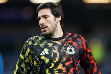 Newcastle United takımından Sandro Tonali 30 Aralık 2025 'te Burnley - Newcastle United maçı öncesinde ısınıyor.