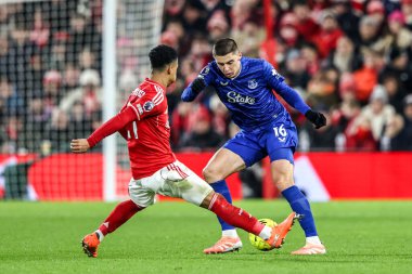 Nottingham Ormanı 'ndan Omari Hutchinson, İngiltere' nin Nottingham şehrinde 30 Aralık 2025 'te oynanan Premier League maçı Nottingham Forest Everton' a karşı oynanan maçında Everton 'lı Vitaliy Mykolenko' ya meydan okuyor.