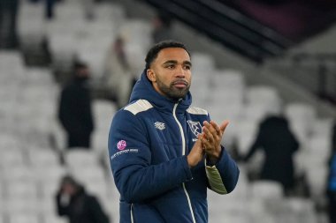 West Ham United takımından Callum Wilson, 30 Aralık 2025 'te Londra Stadyumu' nda oynanan Premier League maçında West Ham United ve Hove Albion arasındaki düdük çaldıktan sonra taraftarları alkışlıyor.