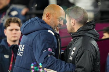 Brighton teknik direktörü Fabian Hrzeler ve West Ham teknik direktörü Nuno Esprito Santo arasında Premier League maçında West Ham United - Brighton ve Hove Albion arasında Londra Stadyumu, Londra, İngiltere, 30 Aralık 2025