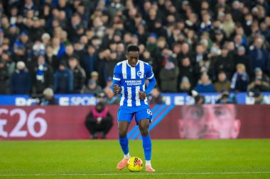 Brighton & Hove Albion takımından Danny Welbeck, 30 Aralık 2025 'te Londra Stadyumu' nda oynanan Premier League maçında West Ham United ve Hove Albion maçında pas verdi.
