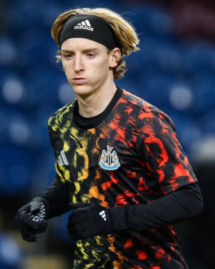 Newcastle United takımından Anthony Gordon 30 Aralık 2025 'te Burnley ile Newcastle United arasında oynanan Premier League karşılaşması öncesinde ısınıyor.