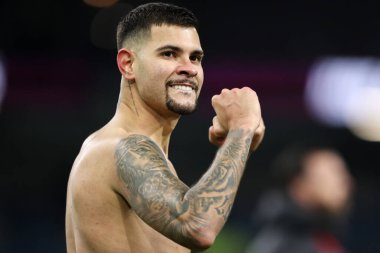 Newcastle United takımından Bruno Guimaraes, 30 Aralık 2025 tarihinde Burnley ile Newcastle United arasında oynanan Premier League maçı sonrasında 1-3 'lük galibiyetini kutluyor.