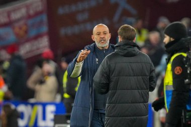 West Ham teknik direktörü Nuno Esprito Santo, 30 Aralık 2025 'te Londra Stadyumu' nda oynanan Premier League maçında Brighton teknik direktörü Fabian Hrzeler ile tokalaşıyor.