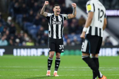 Newcastle United 'tan Bruno Guimaraes, 30 Aralık 2025' te Burnley 'nin Newcastle United' a karşı oynadığı Premier League maçında 0-2 'lik galibiyet golünü atarak Yoane Wissa' yı kutluyor.