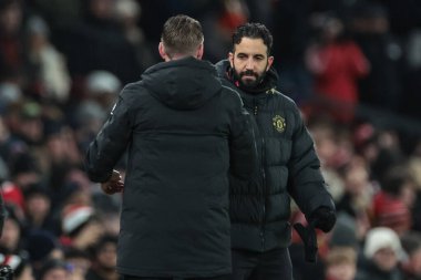 Manchester United 'ın Ruben Amorim teknik direktörü Wolverhampton Wanderers' ın Rob Edwards menajeriyle el sıkışıyor. Premier Lig maçında Manchester United, Manchester, İngiltere 'de Wolverhampton Wanderers' a karşı 1-1 berabere.