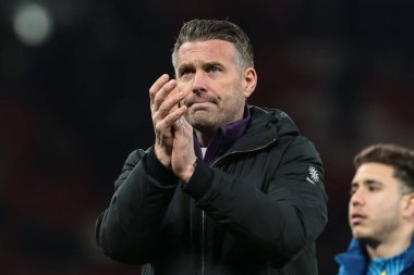 Wolverhampton Wanderers 'ın teknik direktörü Rob Edwards, 30 Aralık 2025' te Old Trafford, Manchester, İngiltere 'de oynanan Premier League maçında son düdük çaldıktan sonra taraftarları alkışlıyor.