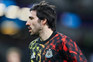 Newcastle United takımından Sandro Tonali 30 Aralık 2025 'te Burnley - Newcastle United maçı öncesinde ısınıyor.