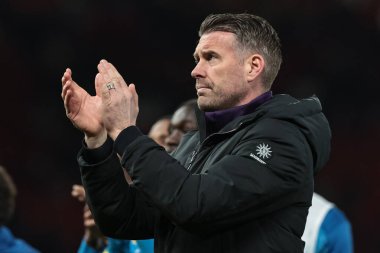 Wolverhampton Wanderers 'ın teknik direktörü Rob Edwards, 30 Aralık 2025' te Old Trafford, Manchester, İngiltere 'de oynanan Premier League maçında son düdük çaldıktan sonra taraftarları alkışlıyor.