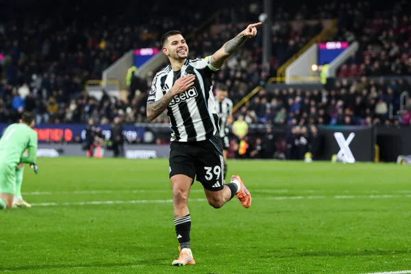 Newcastle United takımından Bruno Guimaraes 30 Aralık 2025 tarihinde Burnley ile Newcastle United arasında oynanan Premier League maçında 1-3 'lük skorla galibiyetini kutluyor.