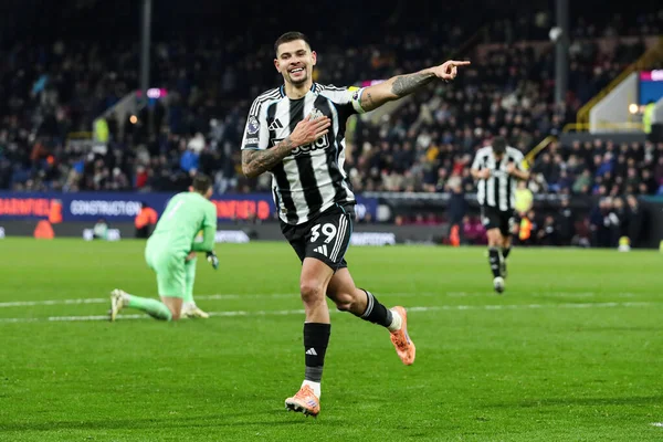 Newcastle United takımından Bruno Guimaraes 30 Aralık 2025 tarihinde Burnley ile Newcastle United arasında oynanan Premier League maçında 1-3 'lük skorla galibiyetini kutluyor.