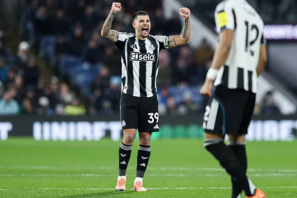 Newcastle United 'tan Bruno Guimaraes, 30 Aralık 2025' te Burnley 'nin Newcastle United' a karşı oynadığı Premier League maçında 0-2 'lik galibiyet golünü atarak Yoane Wissa' yı kutluyor.