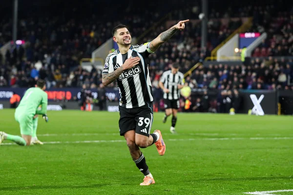 Newcastle United takımından Bruno Guimaraes 30 Aralık 2025 tarihinde Burnley ile Newcastle United arasında oynanan Premier League maçında 1-3 'lük skorla galibiyetini kutluyor.